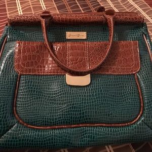 Samantha Browns big size purse.